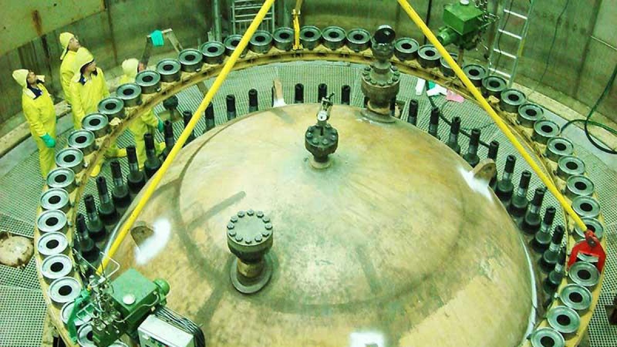 Trabajadores de la central desarrollan labores técnicas en el reactor.-ECB