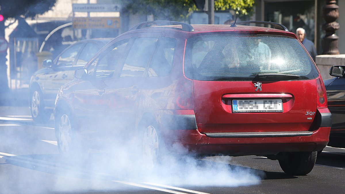 Humo del tubo de escape saliendo de un coche que circula por Burgos. ISRAEL L. MURILLO