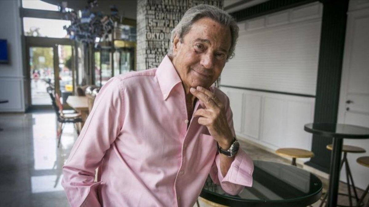 El popular actor Arturo Fernández, el martes, en un bar cercano al Teatro Apolo.-JOAN PUIG