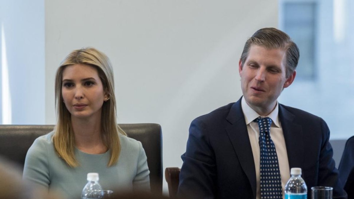 Ivanka y Eric Trump, dos de los hijos de Donald Trump, asisten a una reunión.-EFE