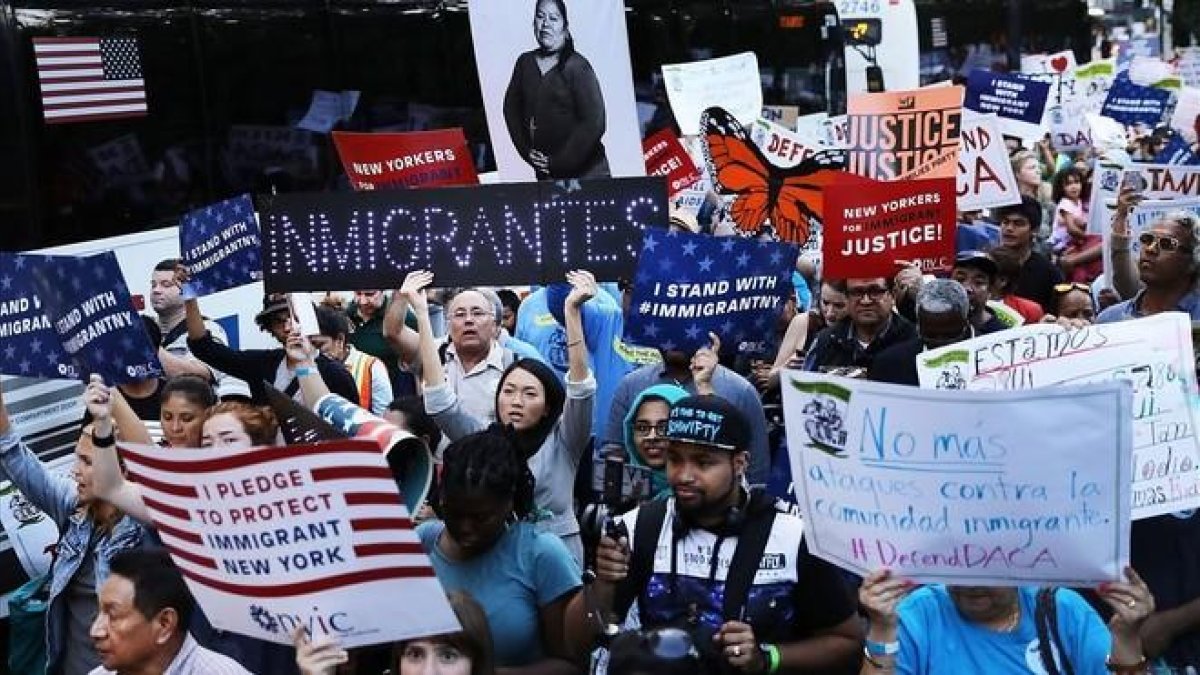 Cientos de manifestantes en una marcha a favor del programa DACA en Nueva York.-AFP / SPENCER PLATT