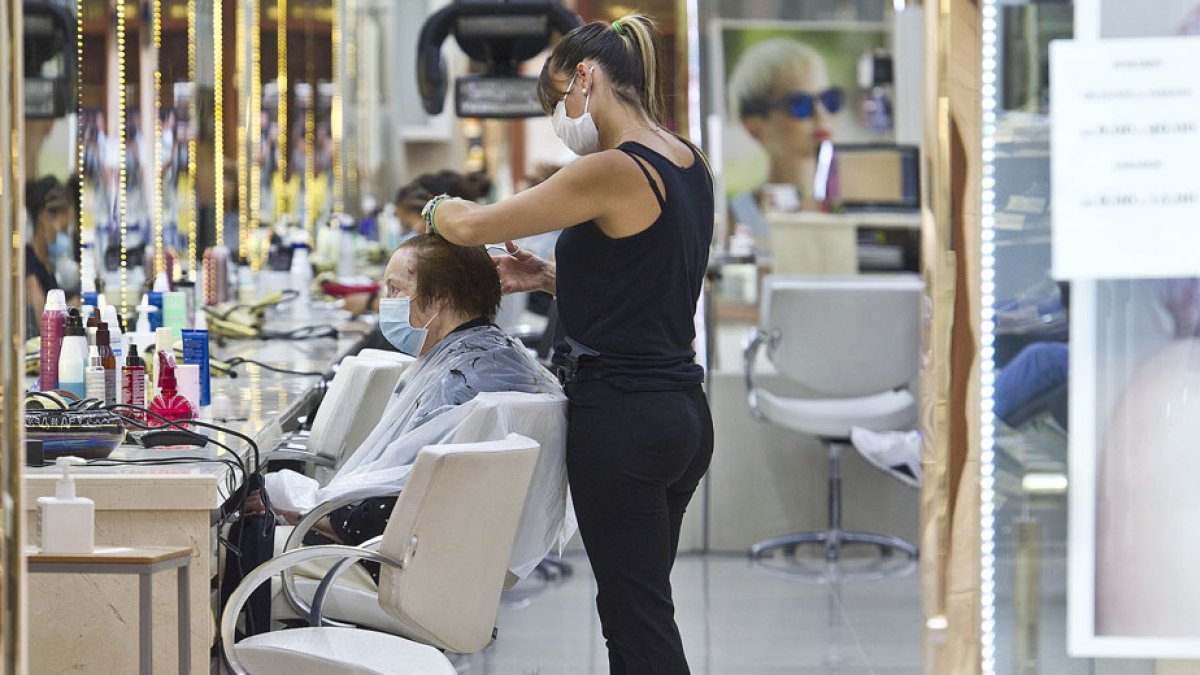 El sector servicios es el que mas contratos genera y paro destruye pero aun tiene seis de cada diez desempleados en búsqueda activa de empleo. ISRAEL L. MURILLO