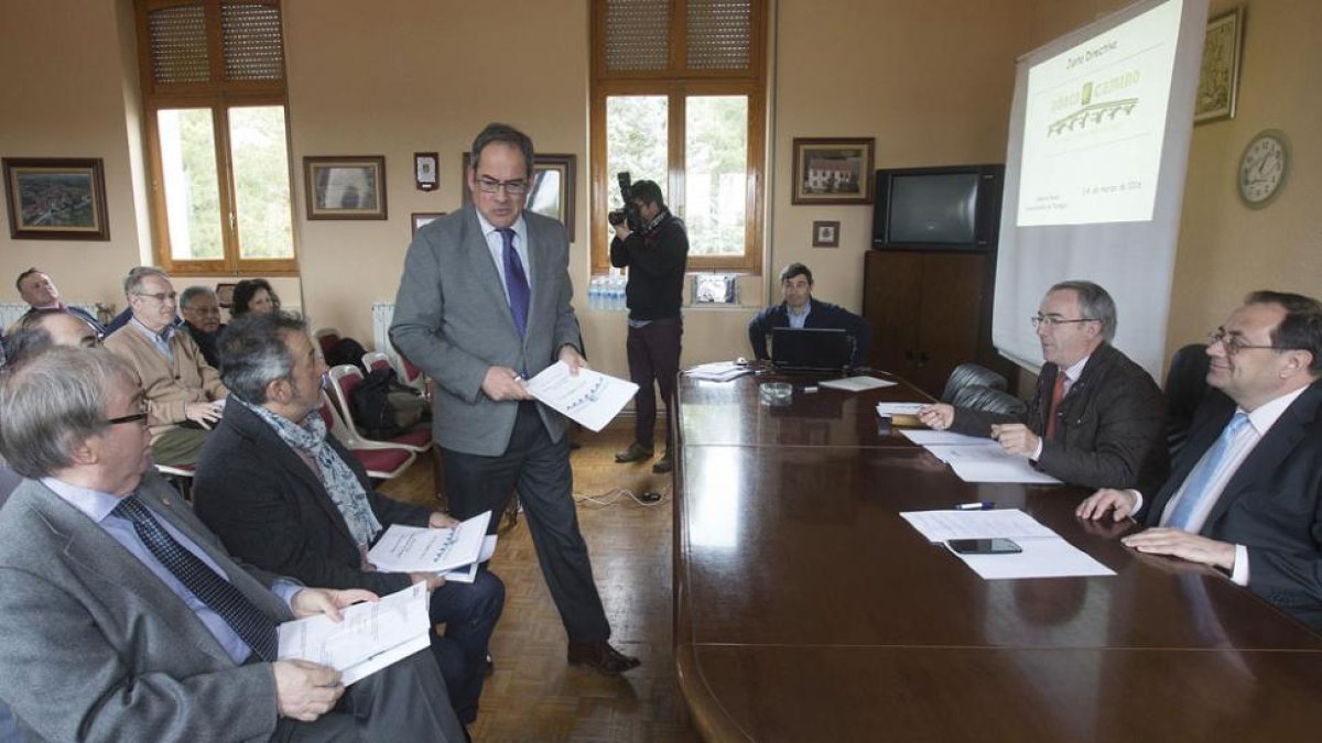 Reunión de la Junta Directiva de Adeco Camino ayer en el Ayuntamiento de Tardajos.-RAÚL G. OCHOA
