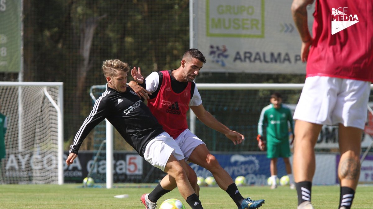 Juanma controla el balón ante la presión de Undabarrena en un lance del primer entrenamiento de la temporada. TWITTER / @BURGOS_CF