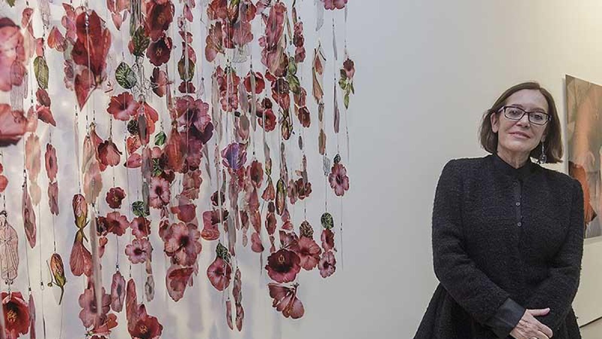 Paloma Navares, junto a una de las piezas de 'Te pregunto, ¿son mariposas?'.-Santi Otero