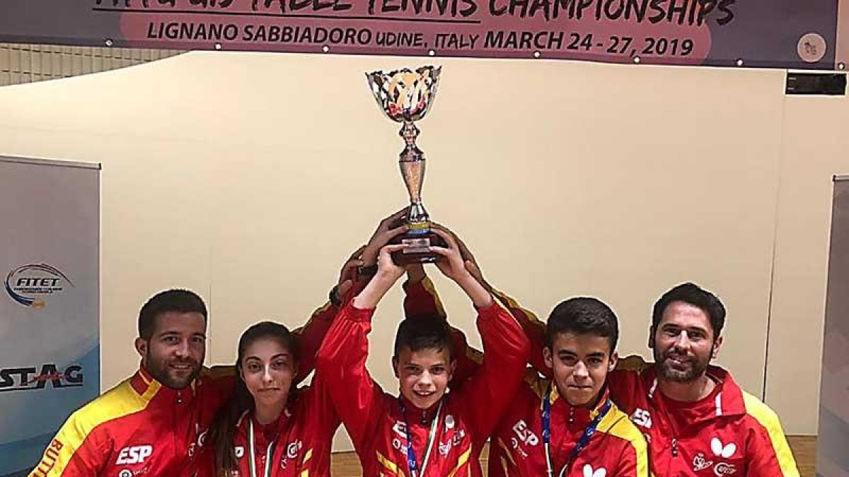 Daniel Berzosa, en el centro, posa con el resto del equipo español.-