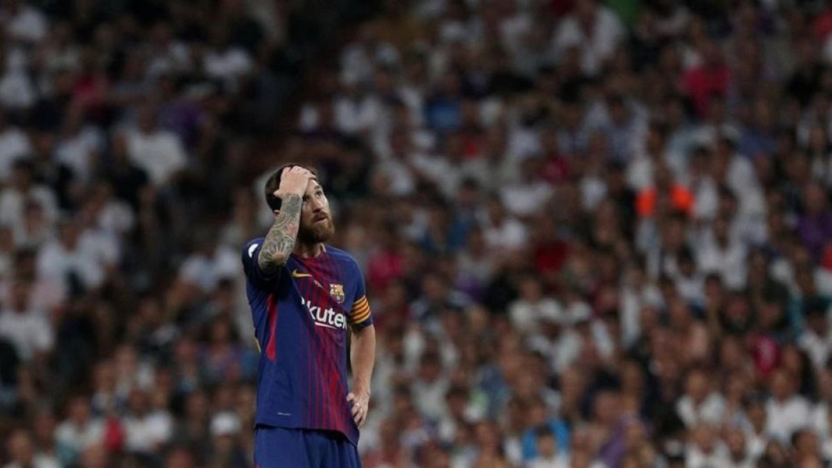 Messi exhibe su frustración durante la derrita del Bernabéu en la Supercopa.-REUTERS / SERGIO PEREZ