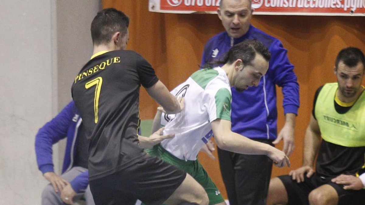 Ercilla conduce un balón en un choque en el Polideportivo Círculo-Santi Otero