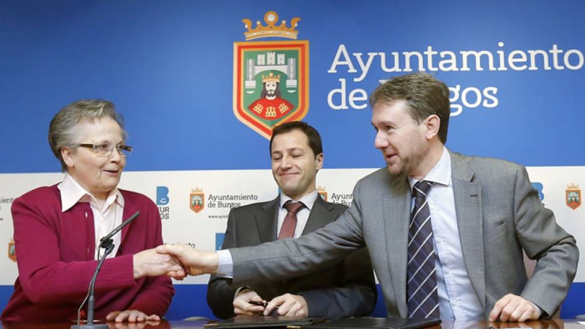Sor Purificación Ruiz, el gerente de la institución, Javier Arellano y el alcalde tras la firma del convenio.-RAÚL G. OCHOA