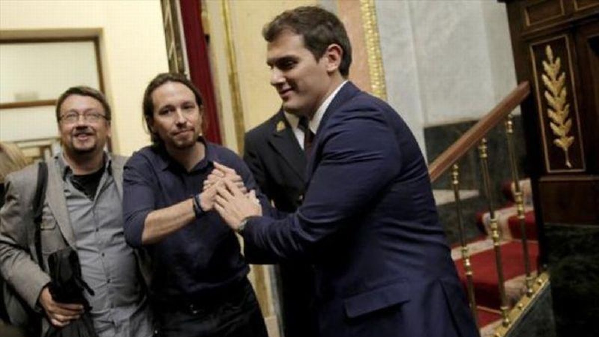 Iglesias y Rivera se saluda, ayer en el Congreso.-JOSÉ LUIS ROCA