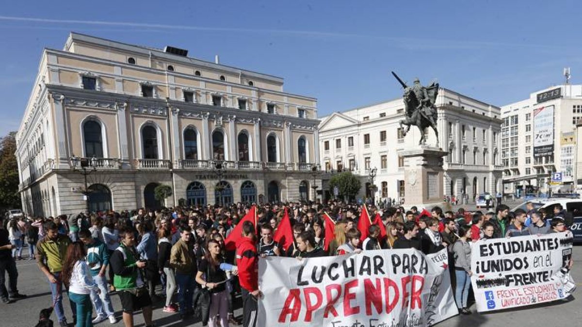 Los manifestantes salieron de la Plaza del Mío Cid.-RAUL G. OCHOA