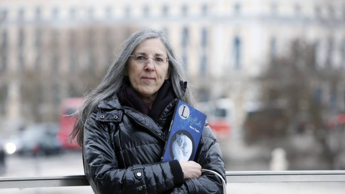 Sara Tapia sujeta entre los brazos un ejemplar de su primera novela, con una portada pintada por Nicolás Alonso.-Raúl Ochoa