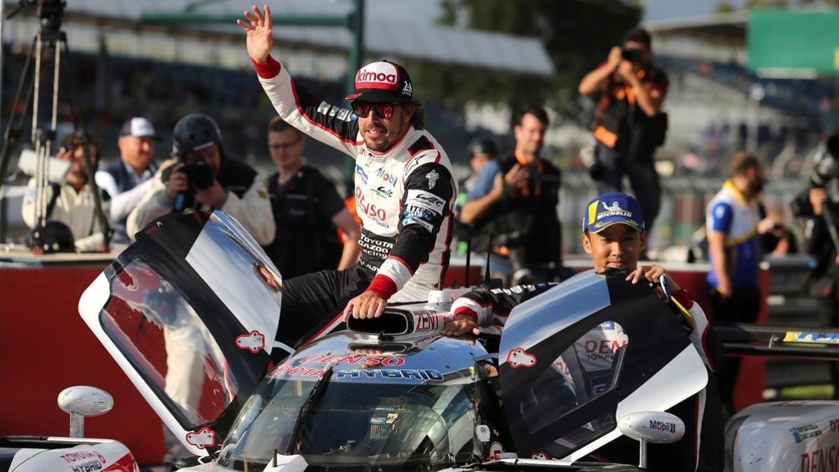 Fernando Alonso, celebrando su victoria en Silverstone.-JAMES MOY