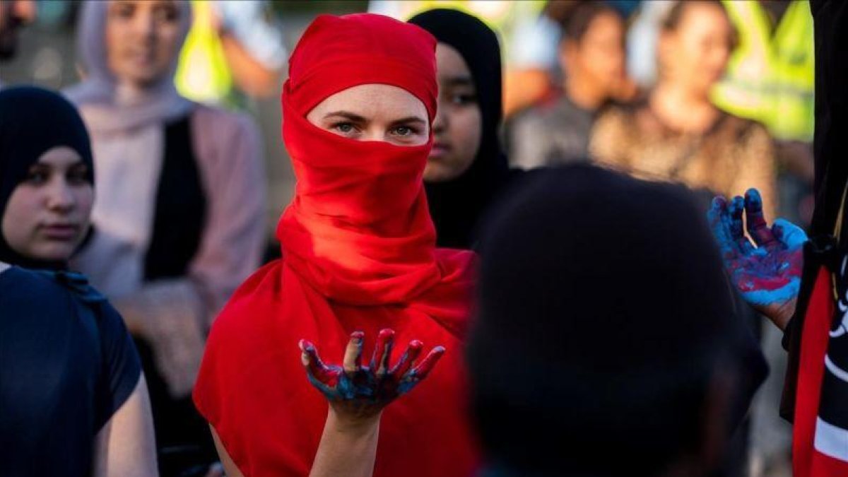 Miembros del grupo de Mujeres en Diáolo, participan en una protesta contra la ley.-MARTIN SYLVEST