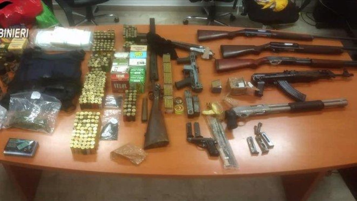 Imagen captada de un video de la policía que muestra parte de las armas incautadas a la ’Ndrangheta’ durante la operación policial.-