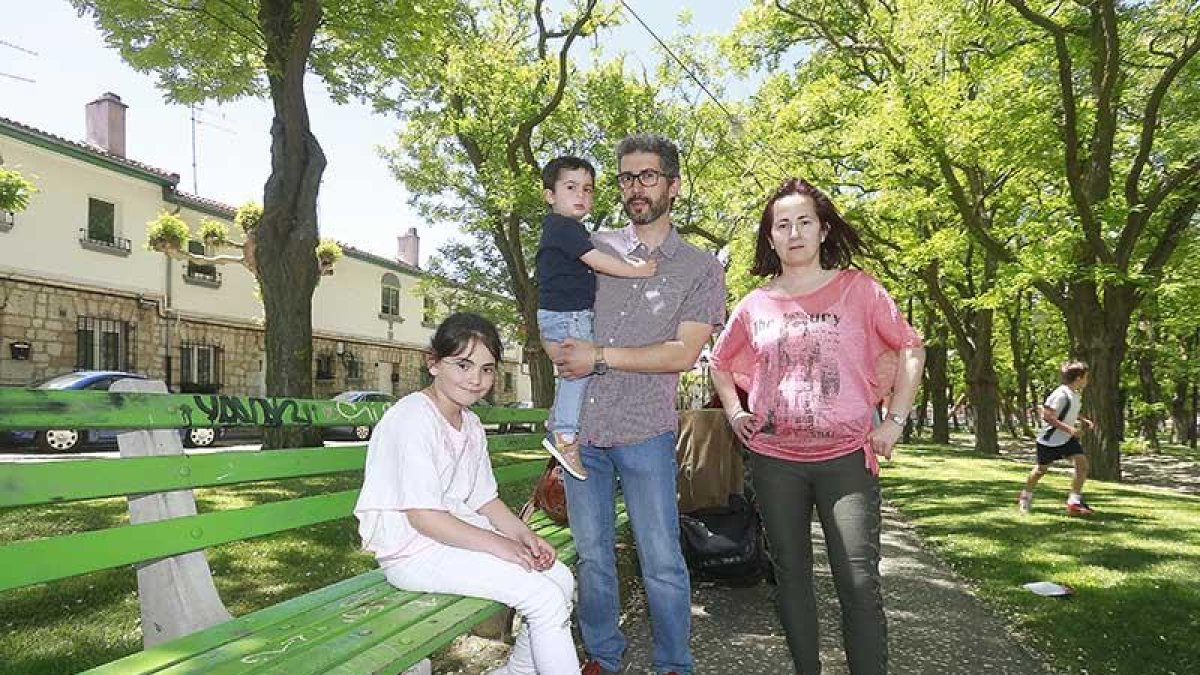 Ángeles y Jorge posan en el parque de La Nevera con sus hijos.-RAÚL G. OCHOA