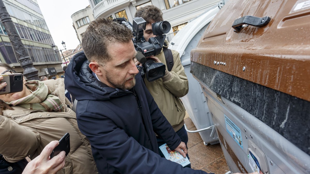 Temiño muestra el uso de la tarjeta en un contenedor marrón. SANTI OTERO