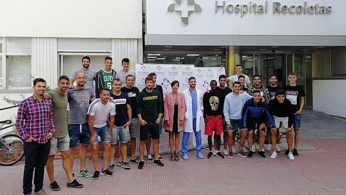 La plantilla del Burgos CF posa con los responsables del Hospital Recoletas-BCF