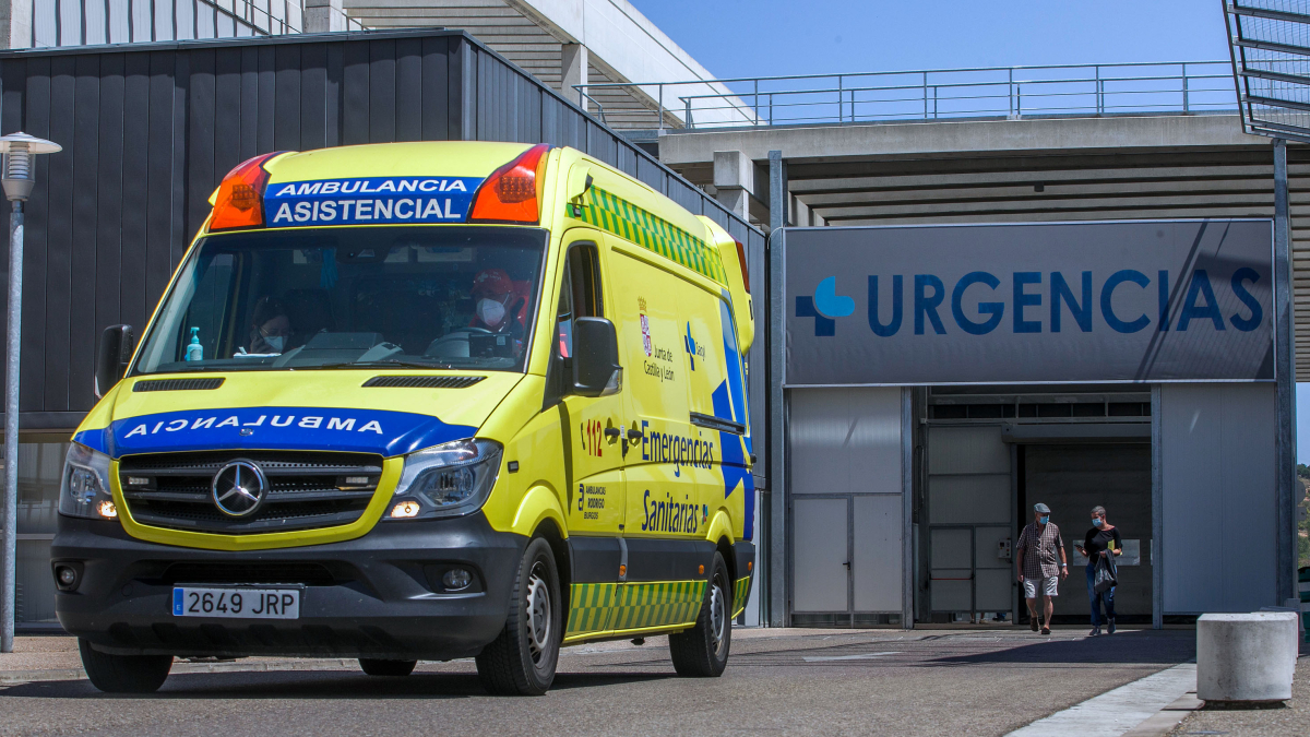 Una ambulancia a la puerta del servicio de Urgencias del HUBU. TOMÁS ALONSO