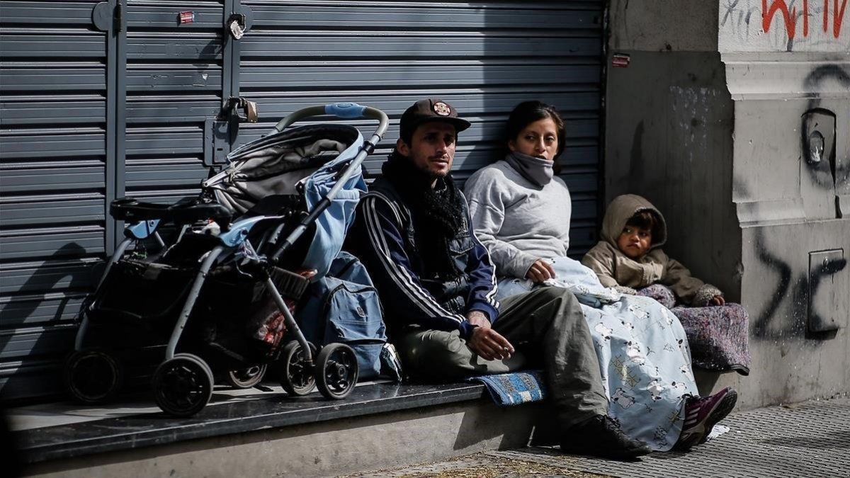 Una familia afectada por la crisis en una calla de Buenos Aire. / EFE / JUAN IGNACIO RONCORONI-EFE / JUAN IGNACIO RONCORONI