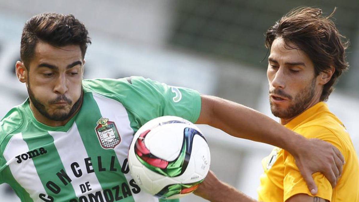 Andrés (izquierda) pugna por el esférico junto a un jugador del Somozas durante el choque de ayer.-MERO BARRAL