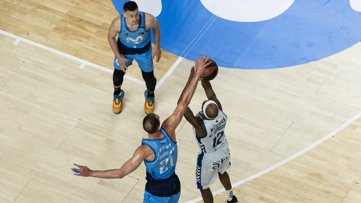 Renfroe anota un 3+1 ante la defensa desesperada de Brown. ACB PHOTO / J. PELEGRÍN