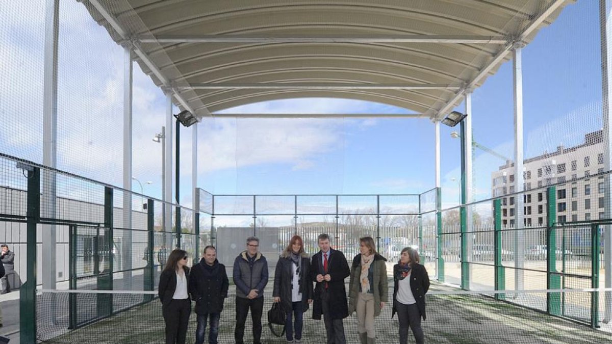 El alcalde, Javier Lacalle, presentó ayer las nuevas pistas de pádel del complejoEstherSanMiguel.-ISRAEL L. MURILLO