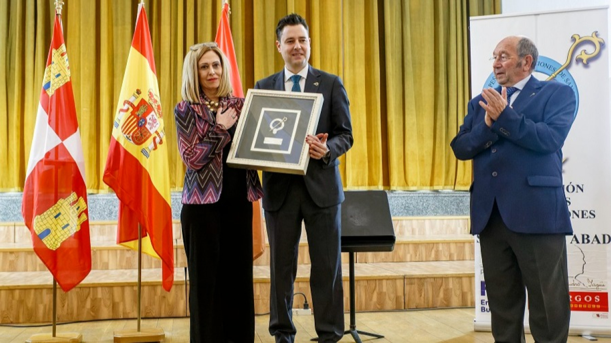 Begoña Herrero, madre de Cristina Gutiérrez, recoge el Báculo de Oro en nombre de su hija. SANTI OTERO