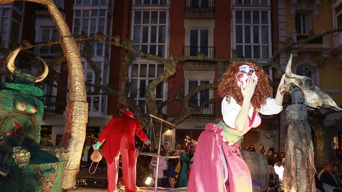 Doña Cuaresma saluda a los presentes durante el desfile de Carnaval. ECB