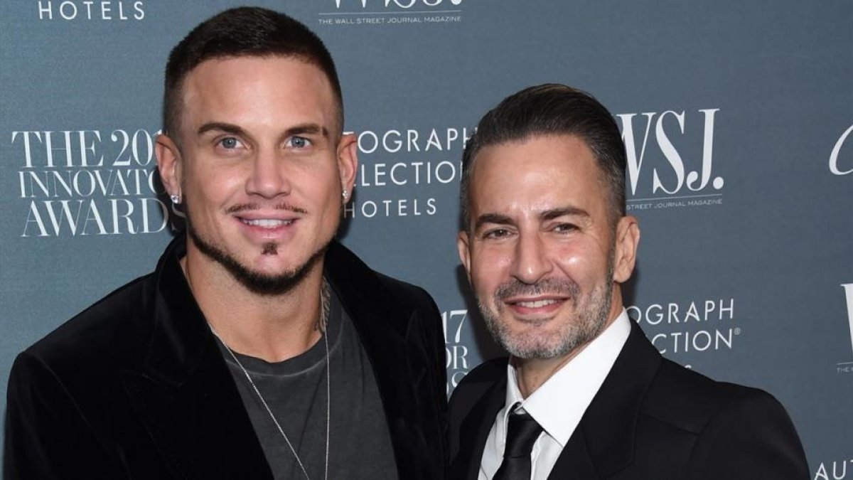 Marc Jacobs (a la derecha), junto a su novio, Charly deFrancesco.-AP / EVAN AGOSTINI