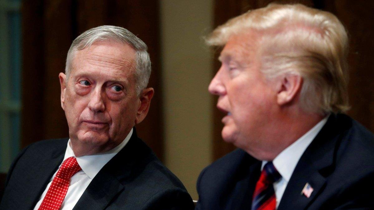 El secretario de Defensa, James Mattis, junto al presidente de EEUU, Donald Trump.-REUTERS