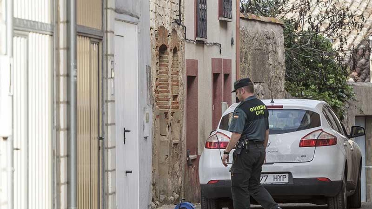 La Guardia Civil desplegó un dispositivo de seguridad en las viviendas de la calle de La Escuadra.-SANTI OTERO