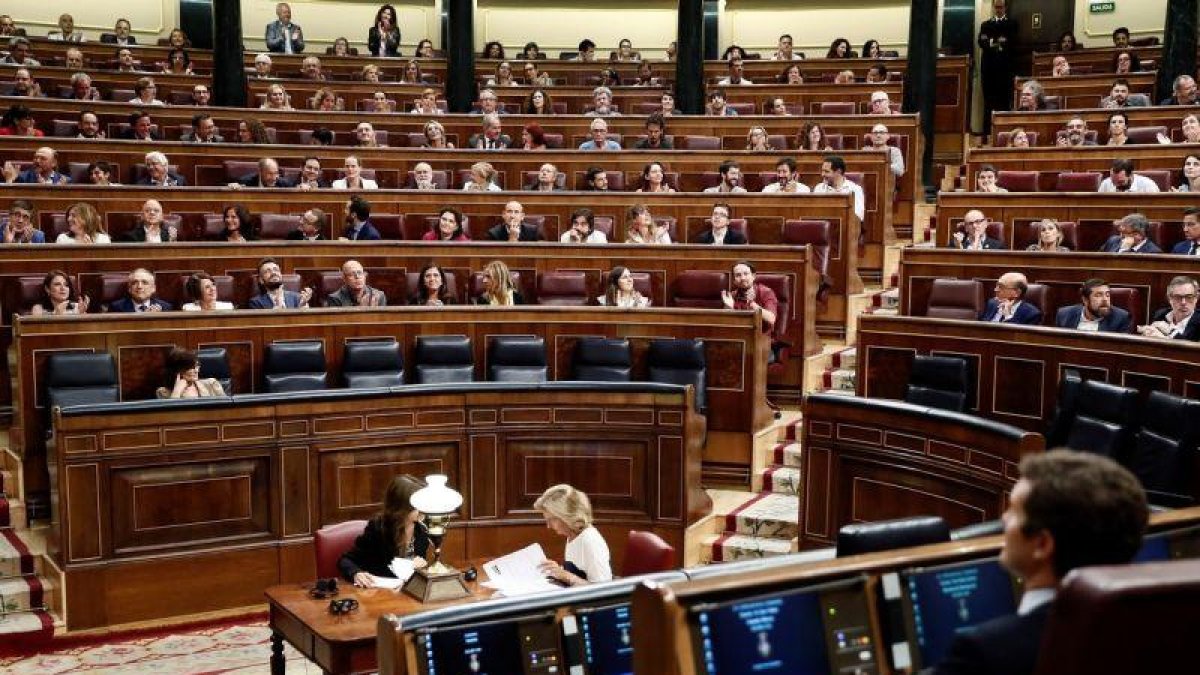 Los diputados socialistas y de Podemos celebran el decreto que permitirá exhumar los restos del dictador Francisco Franco.-MARISCAL (EFE)