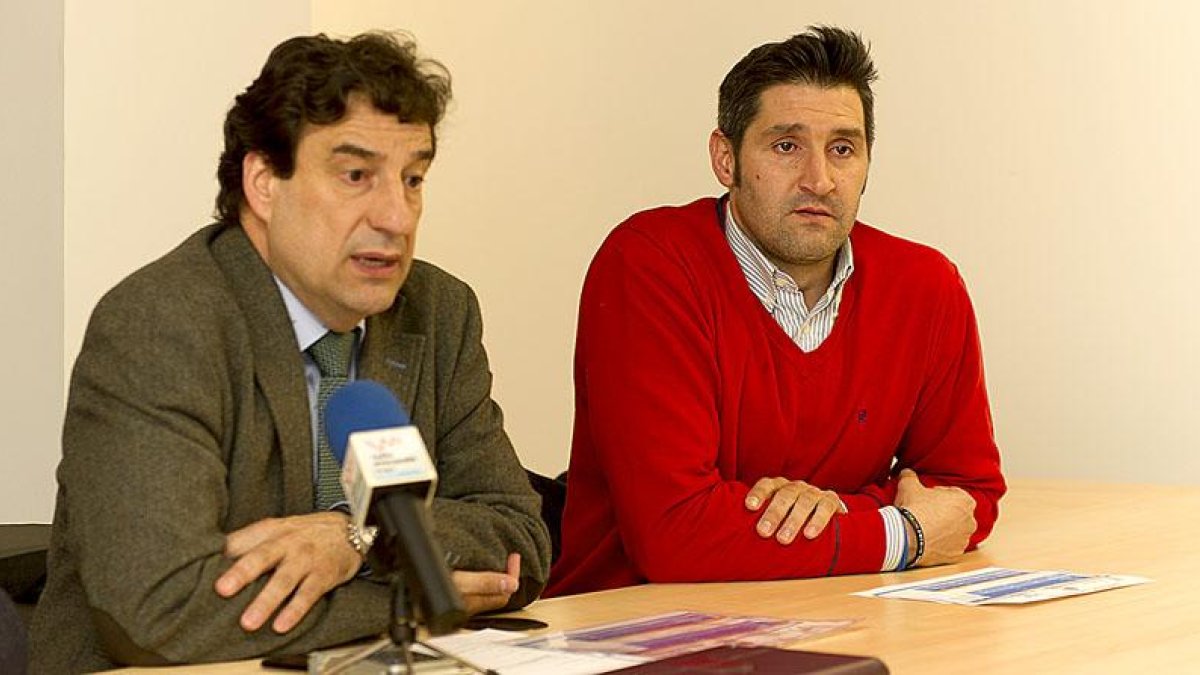 Jesús Martínez, presidente del CB Miraflores, y Albano Martínez (director deportivo), durante un acto.-MARÍA GONZÁLEZ / CB MIRAFLORES