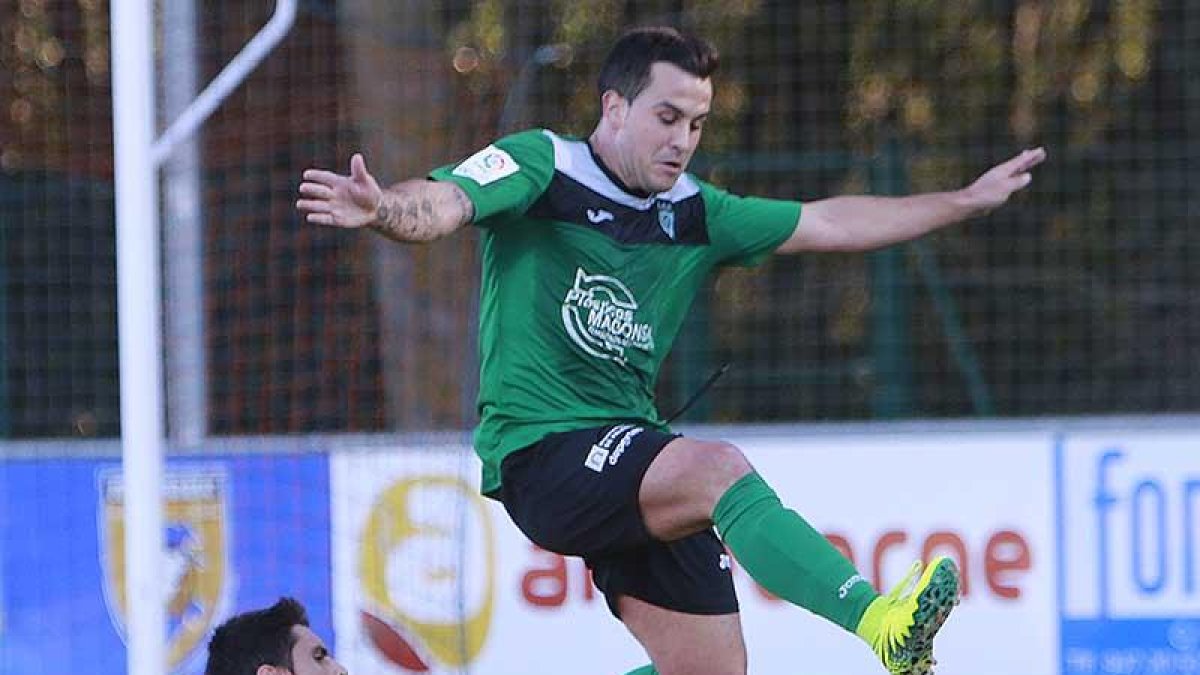 Zamora roba un balón a un contrario con una entrada a ras de suelo.-RAÚL G. OCHOA