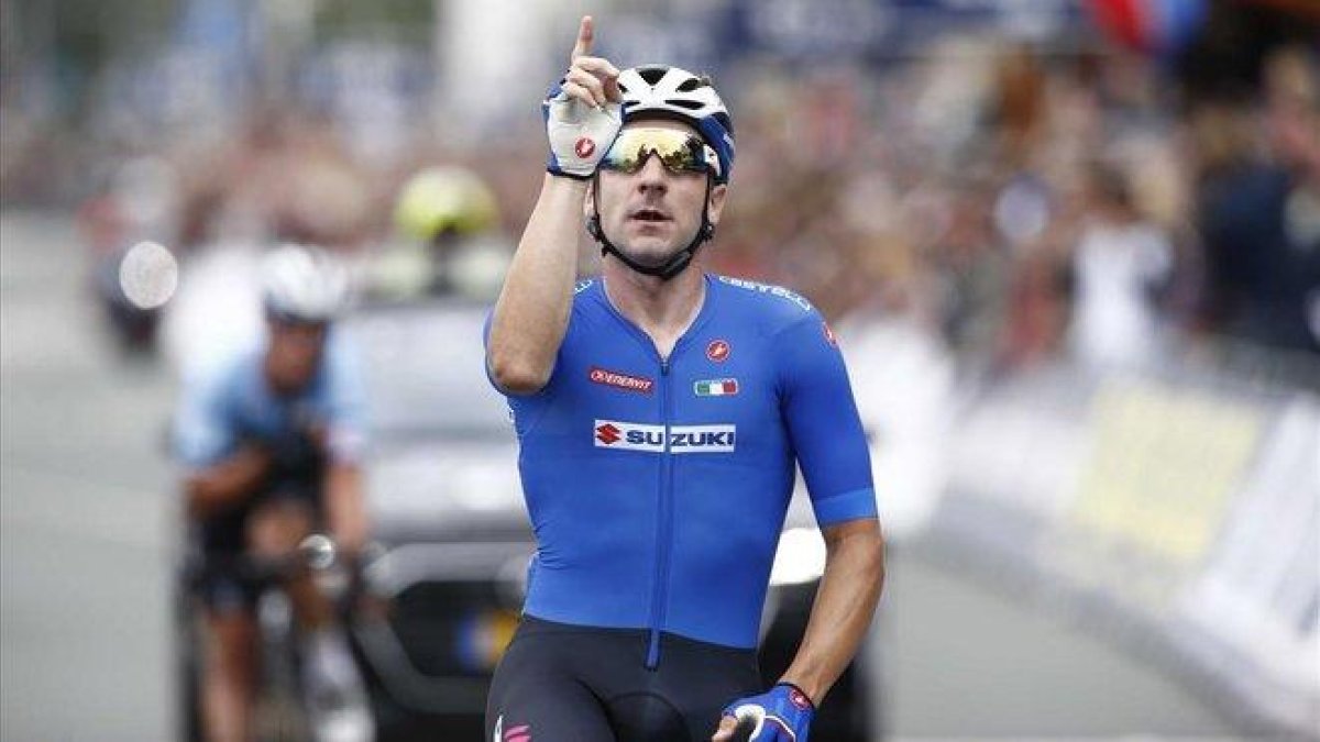 Vivini señala al cielo al cruzar la línea de meta como nuevo campeón de Europa de fondo.-VINCENT JANNINK (EFE)