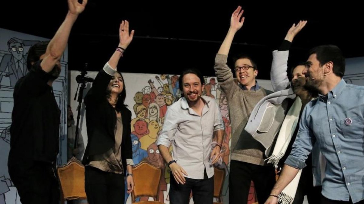 Mayoral, Montero, Iglesias, Errejón, Bescansa y Espinar en un acto de Podemos en Vallecas (Madrid).-JOSE LUIS ROCA