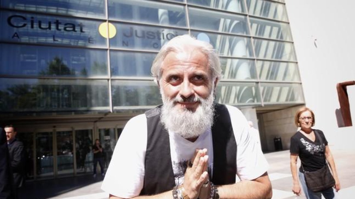 El presunto comisionista de Alfonso Rus, Marcos Benavent, frente a los juzgados de Valencia.-MIGUEL LORENZO
