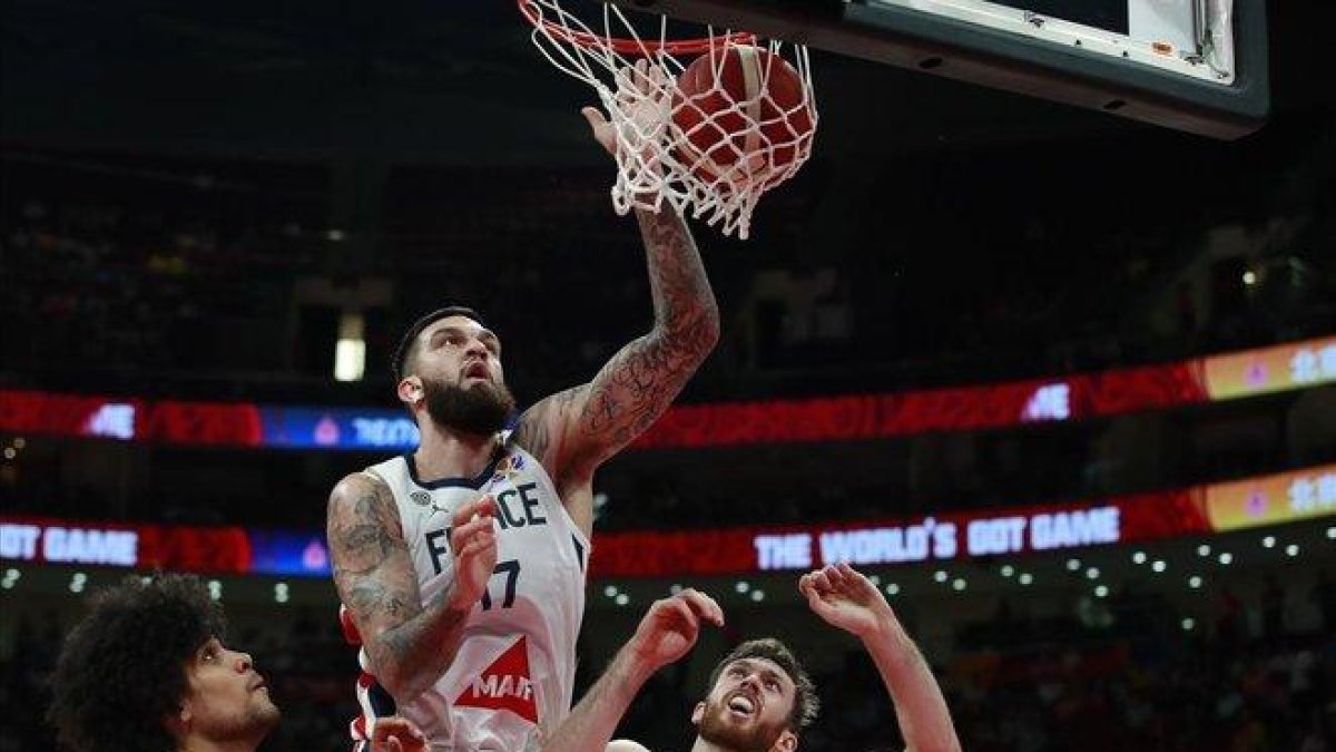 El francés Poirier, en acción, ante el australiano Kay en el partido.-HOW HWEE YOUNG (EFE)