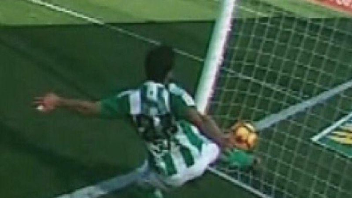 Mandi despeja el balón dentro de su portería en la jugada polémica.-TWITTER
