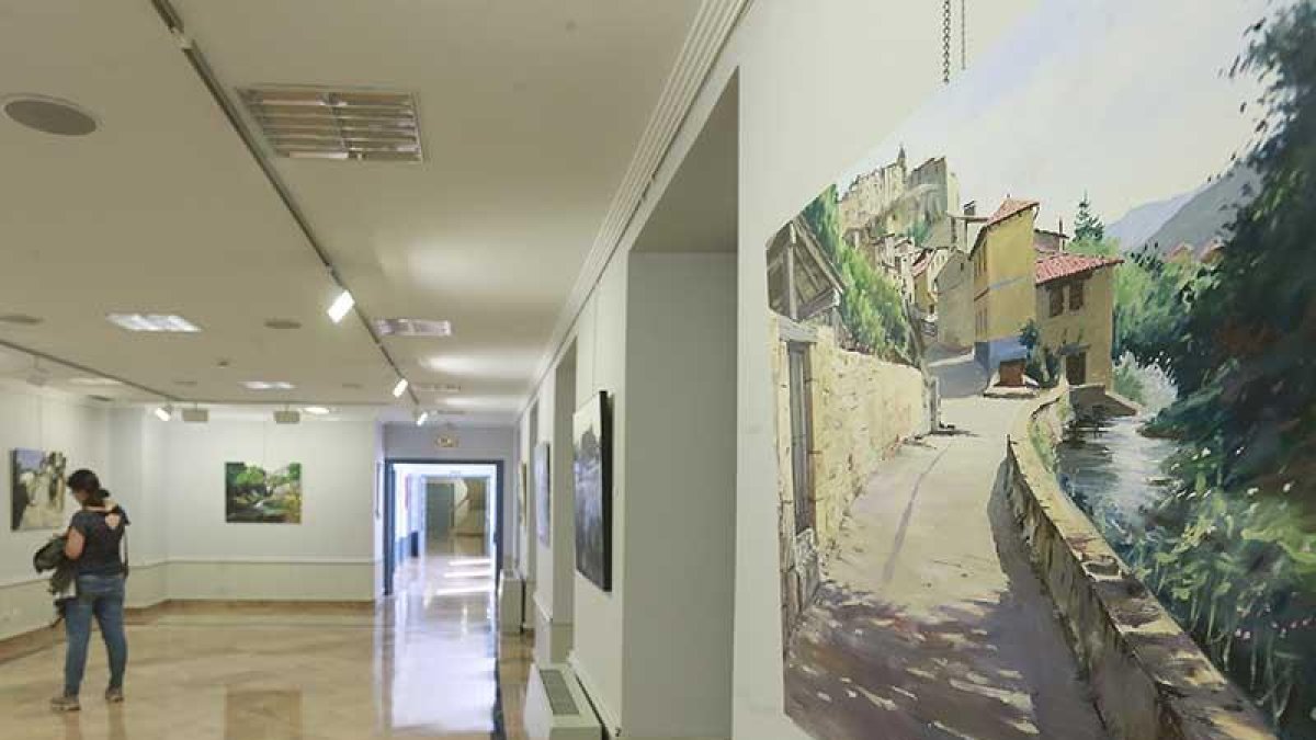 La Sala de Exposiciones del Teatro principal acoge 21 cuadros del Concurso Nacional de Pintura de Frías.-RAÚL OCHOA