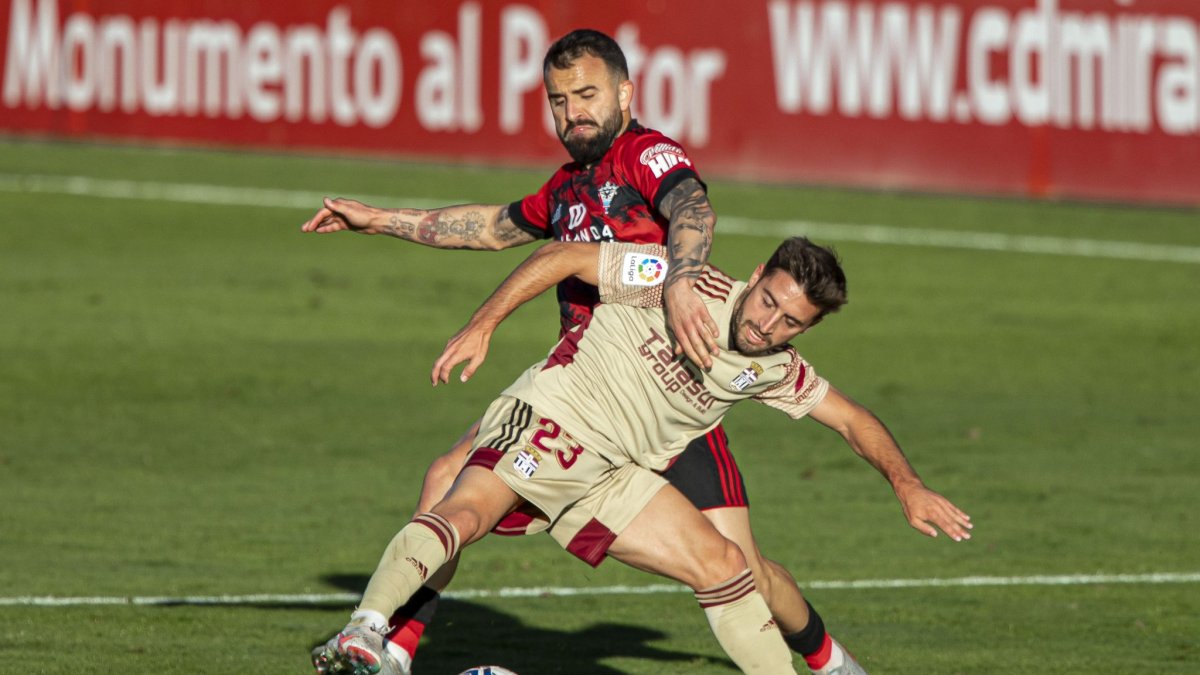 Javi Jiménez presiona a Nacho Gil en un lance del partido. TWITTER / @CDMIRANDES