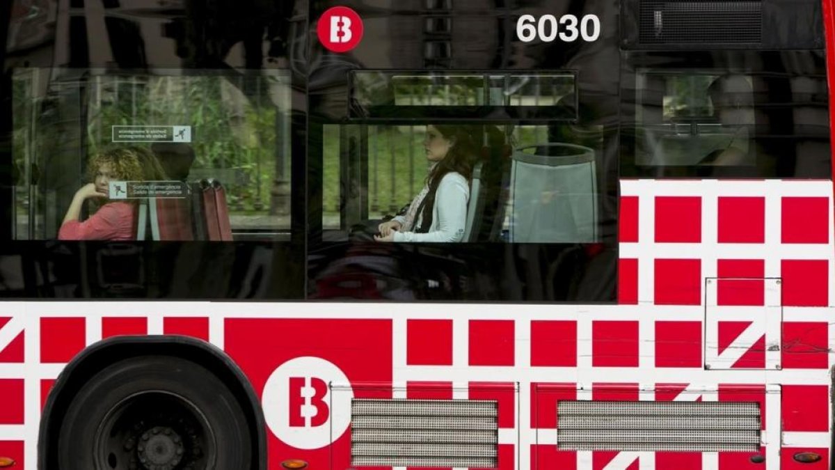 Un autobús urbano de Barcelona.-FERRAN NADEU