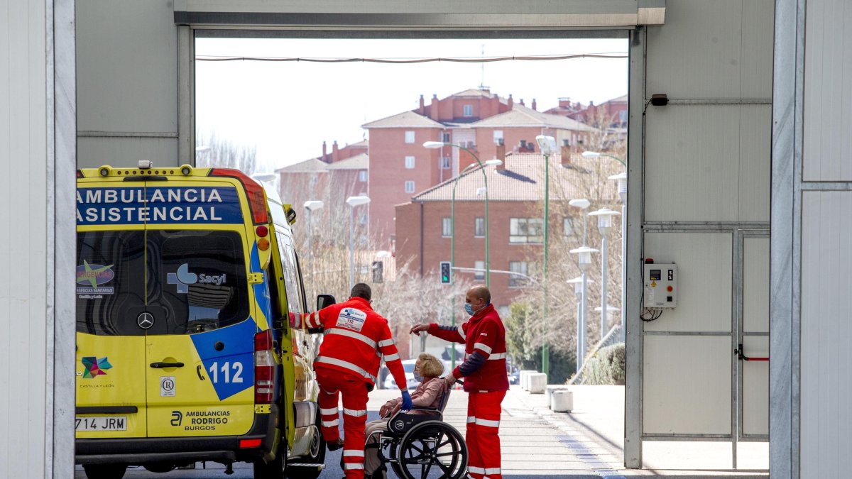Traslado de una paciente en el servicio de Urgencias del HUBU. SANTI OTERO