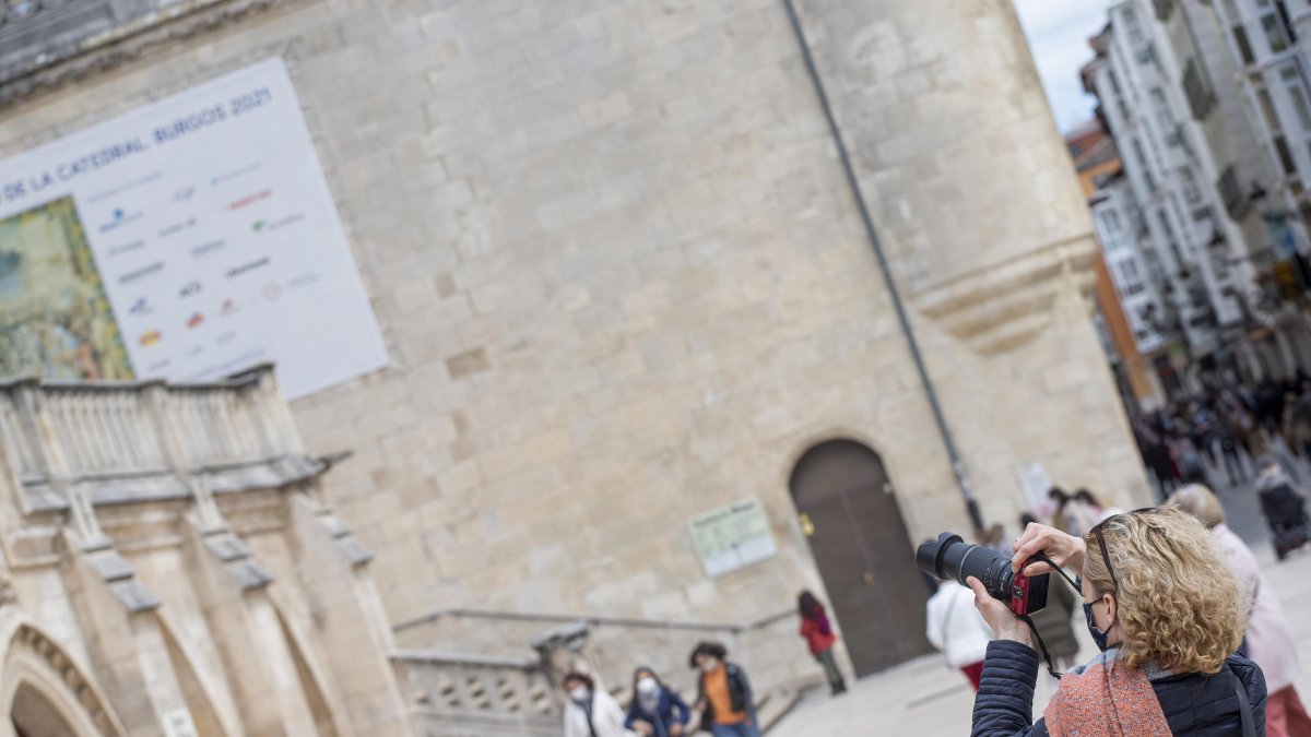 Una turista fotografía la Catedral de Burgos, cerrada al público. SANTI OTERO