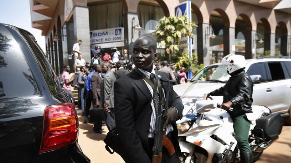 Fuertes medidas de seguridad durante la visita del presidente maliense Ibrahim Boubacar Keita al hotel Radisson Blu hotel de Bamako.-Jerome Delay / AP