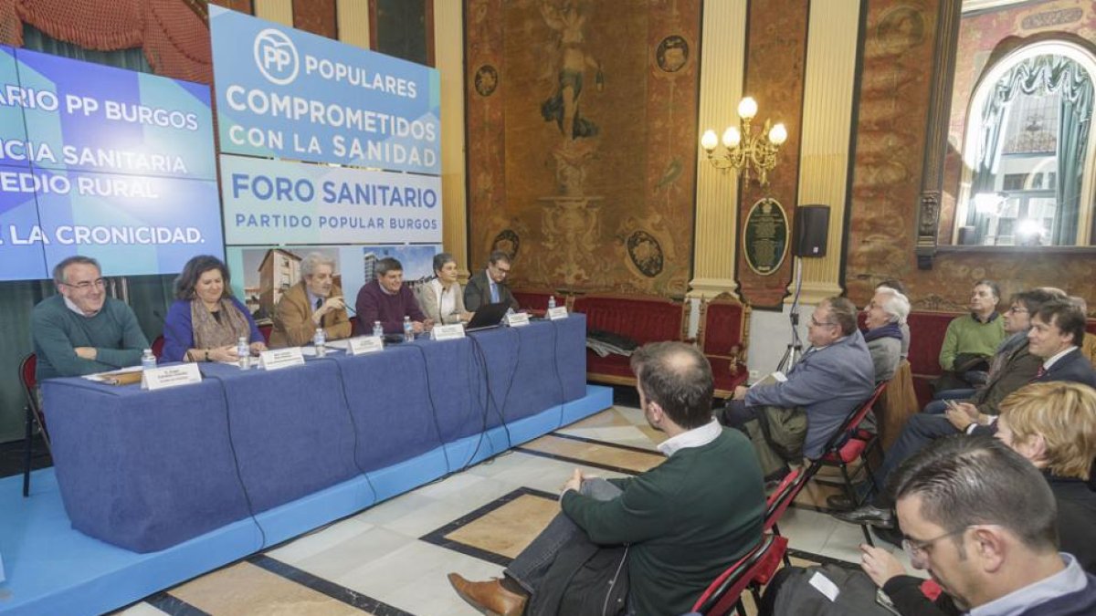 Um momento del foro celebrado ayer en el Salón Rojo.-I. L. M.