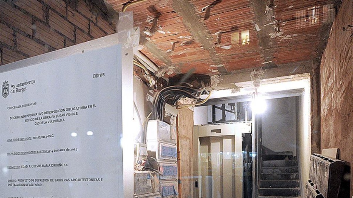 Reforma de espacios comunes de un edificio de la capital.-ISRAEL L. MURILLO