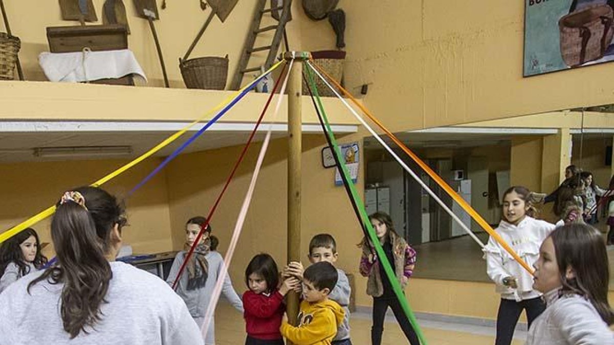 Un grupo de niños juega en la sede de la asociación Gavilla en la calle Jerez.-SANTI OTERO
