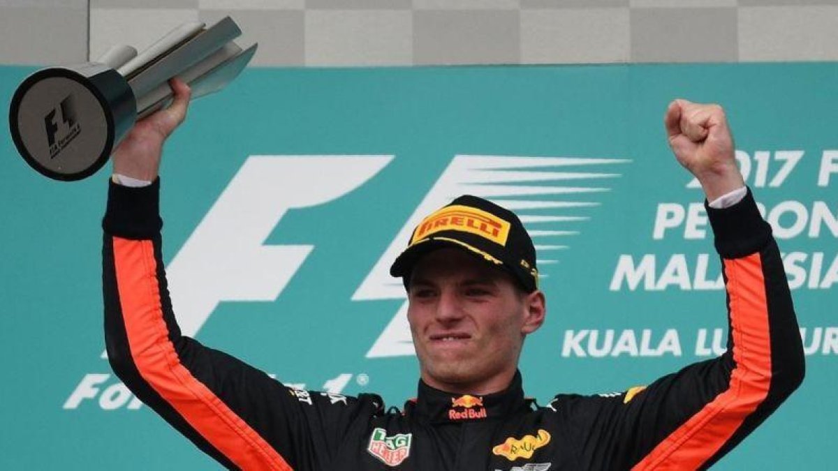 El holandés Mas Verstappen celebra su victoria de hoy en Malasia.-AFP / MANAN VATSYAYANA
